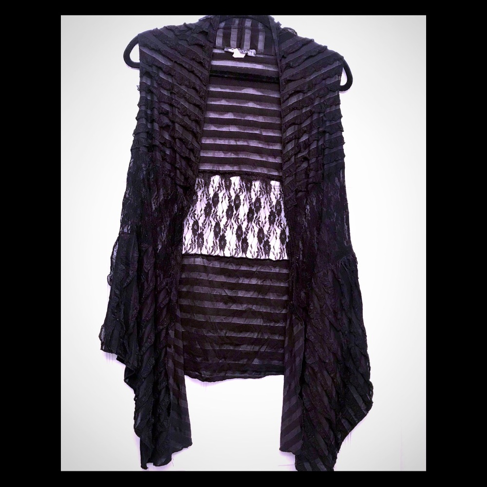 Mod’Land | Black Vest with Lace and Ruffles